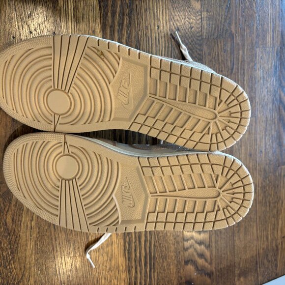 Jordan AJ1 Mid SE (Women's) Sneakers - Picture 4 of 4